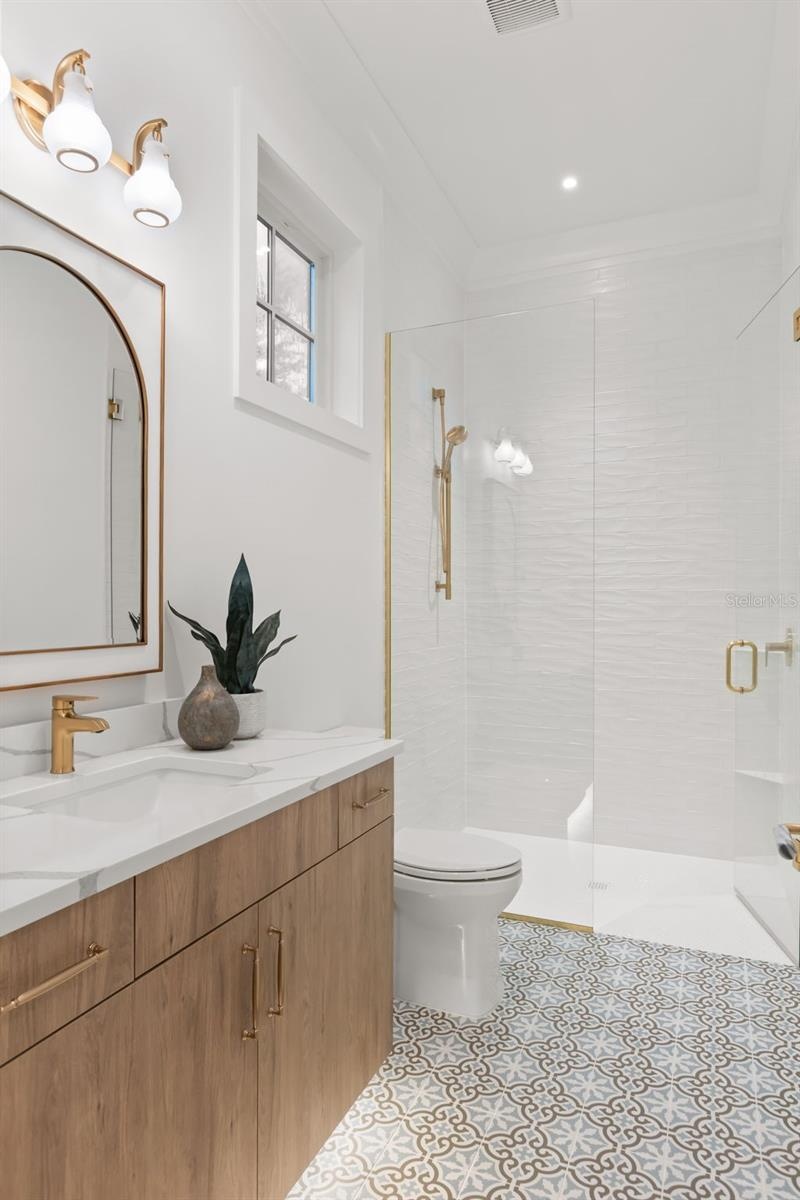 3207 Middlesex Rd. flex suite bathroom