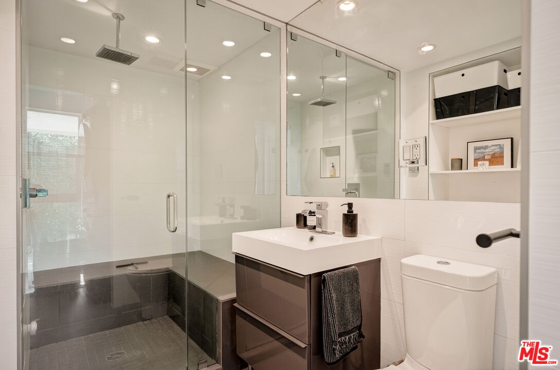 Guest Unit/Bathroom 6