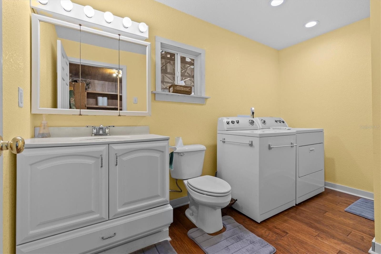 Studio - 1/2 Bathroom