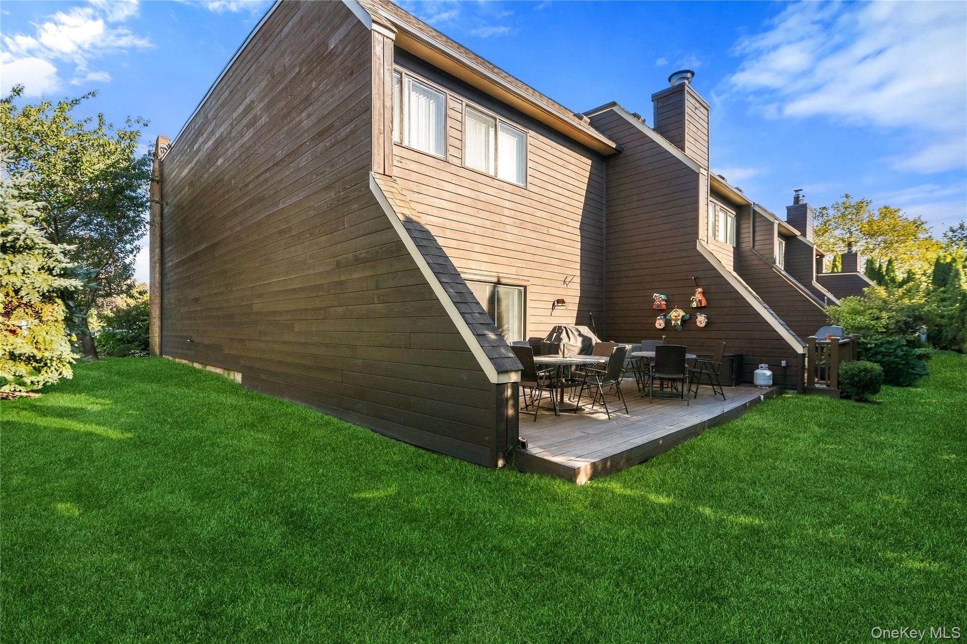 This Excelsior Is An End Unit With One Adjoining Wall!