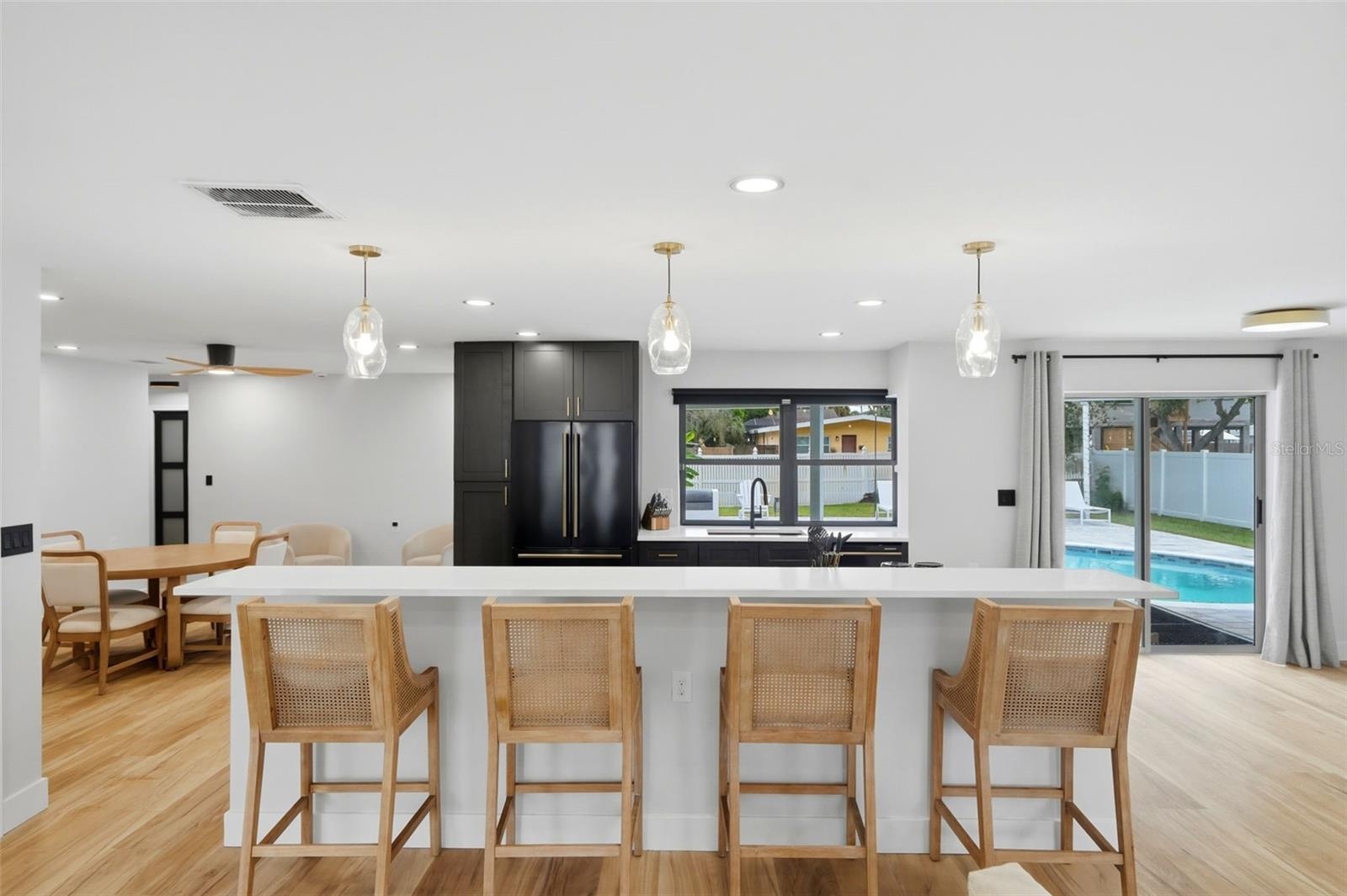 Oversized Island & Breakfast Bar