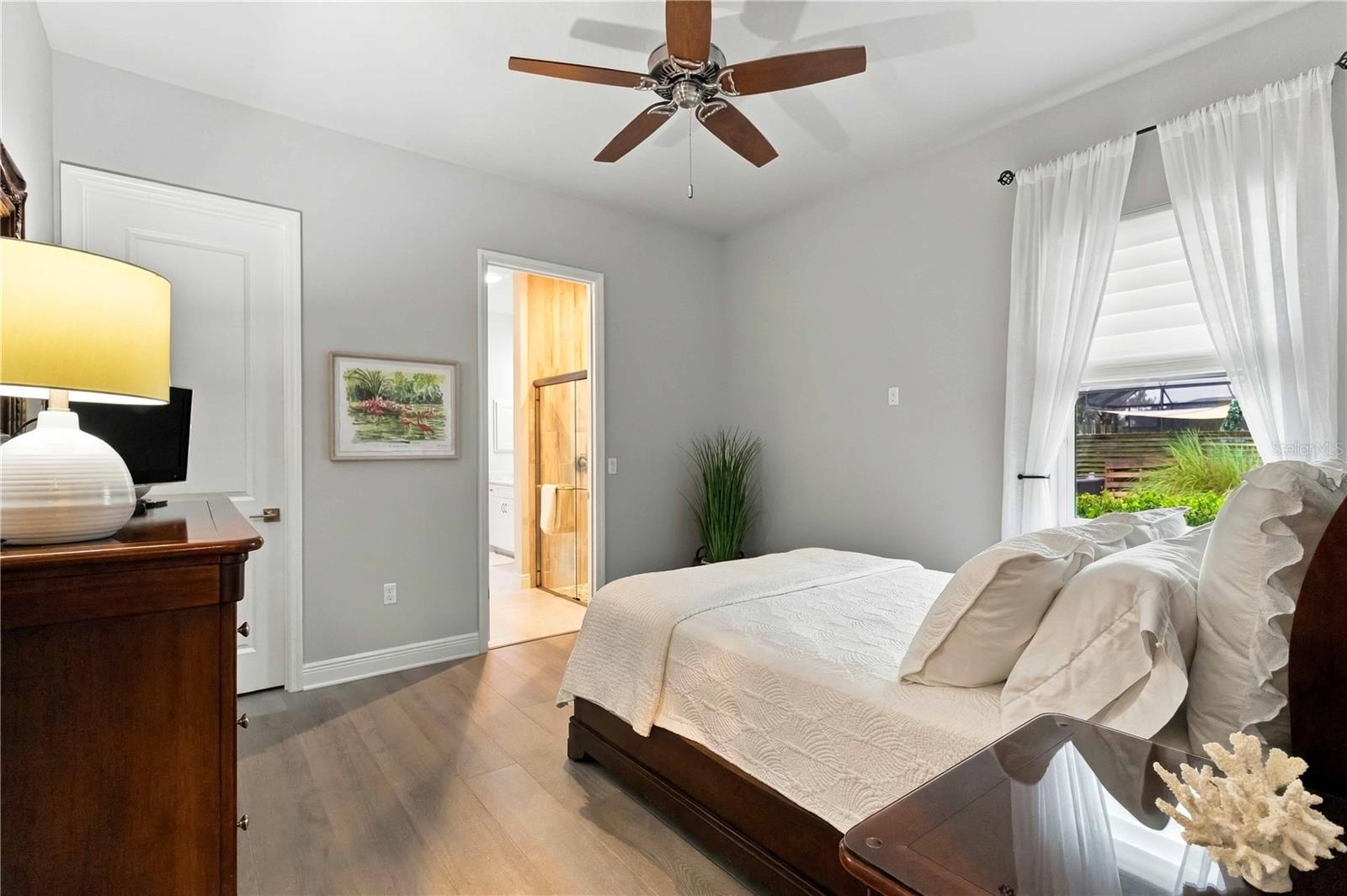 Private Secondary Space with Direct Bath Access