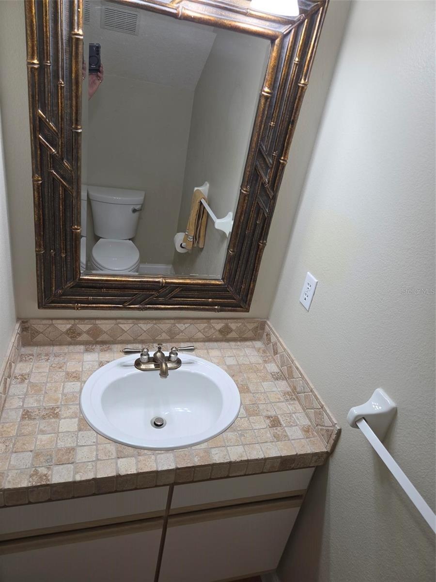 1/2 BATH MAIN FLOOR