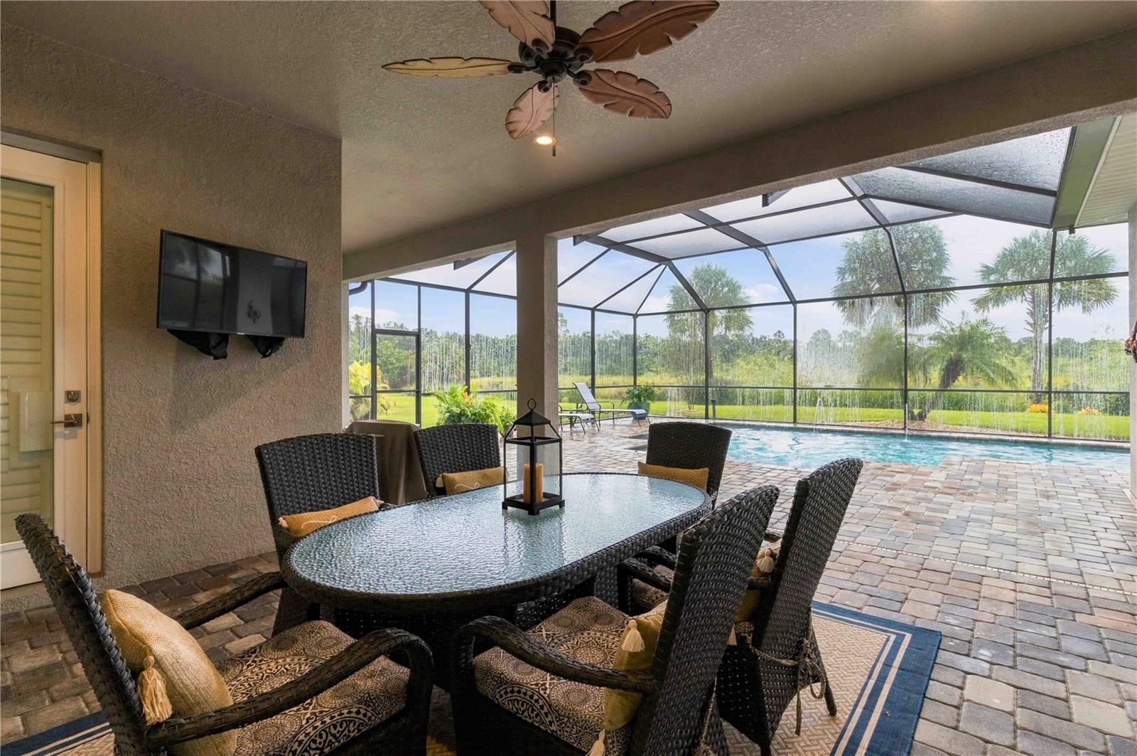 Spacious Screened Lanai