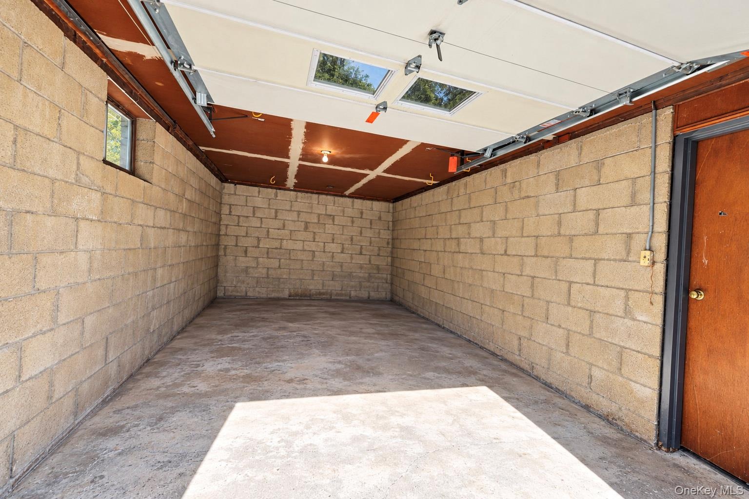 Left side garage (virtually cleared)