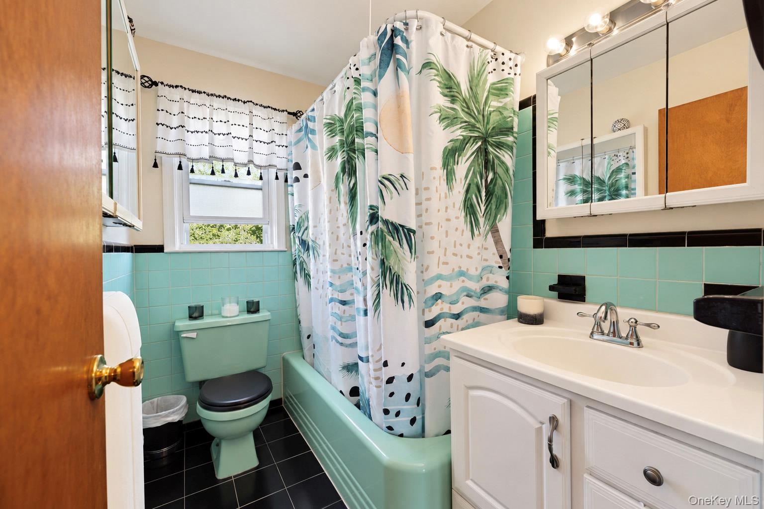 Second Floor Unit full hall bathroom