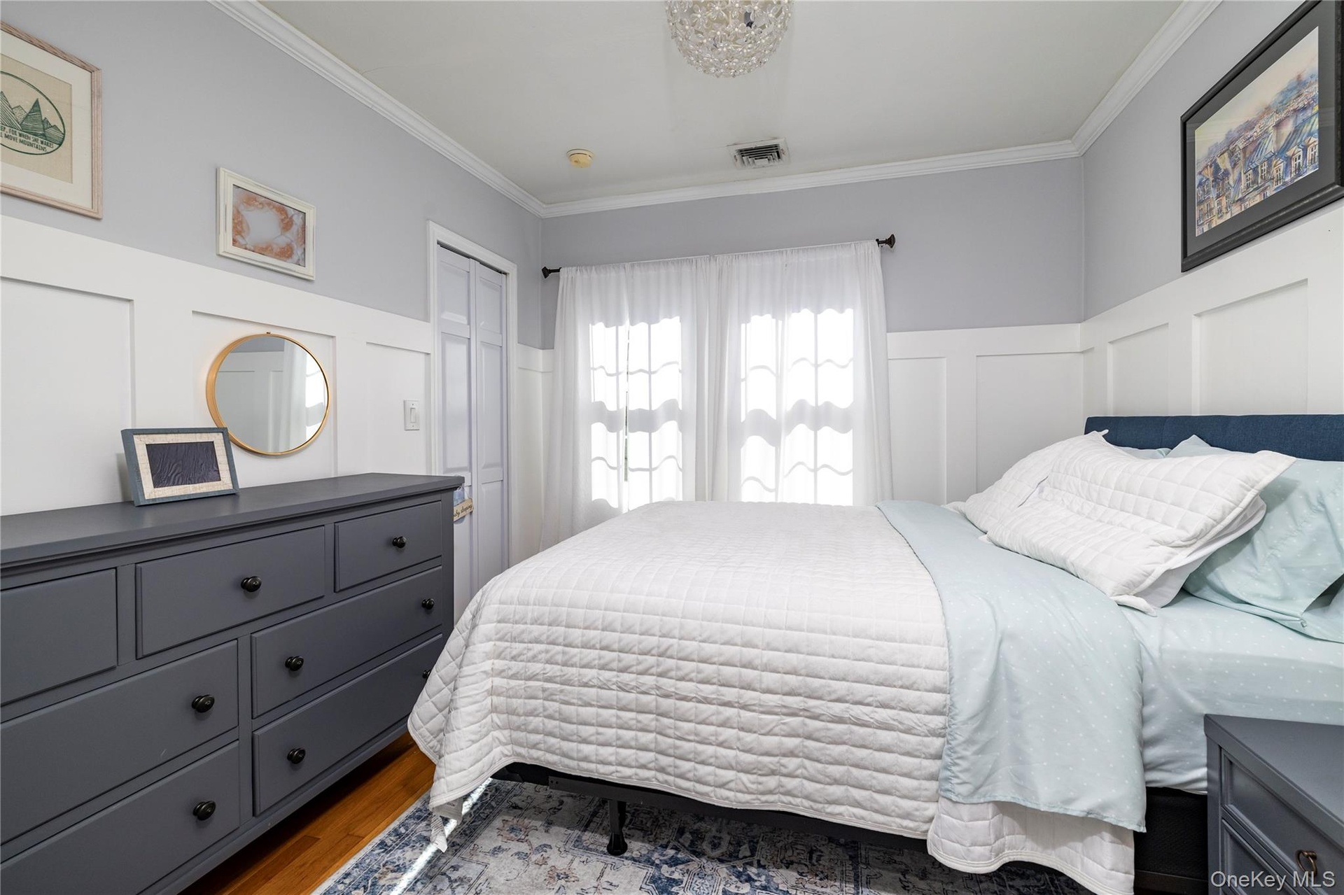 Bedroom w/ Detailed Moulding
