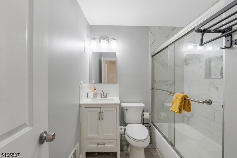 UPSTAIRS FULL BATH