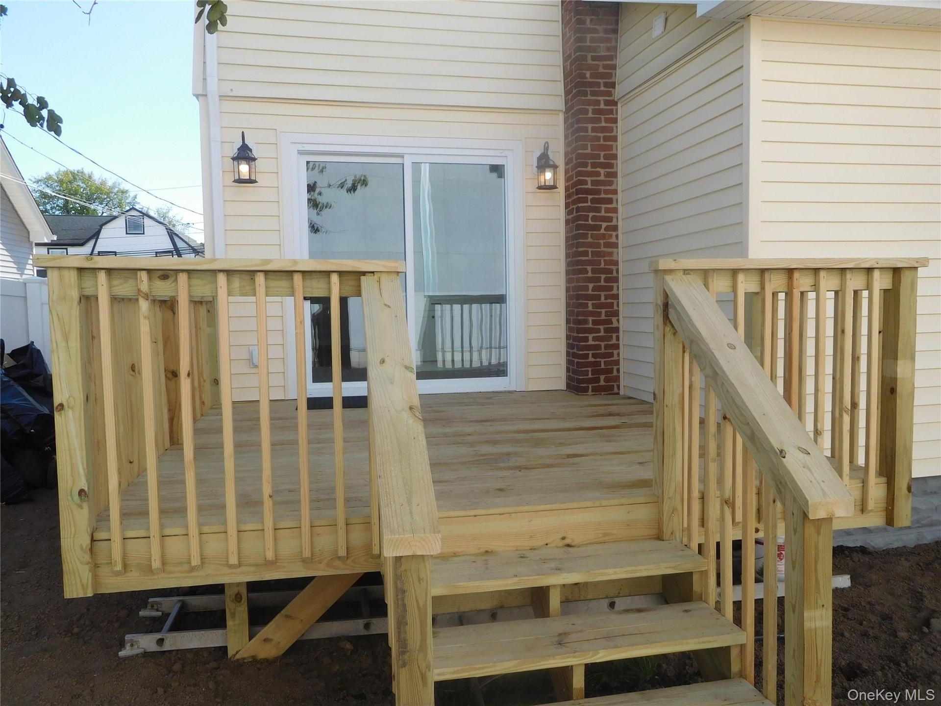 DECK/SLIDING GLASS DOOR