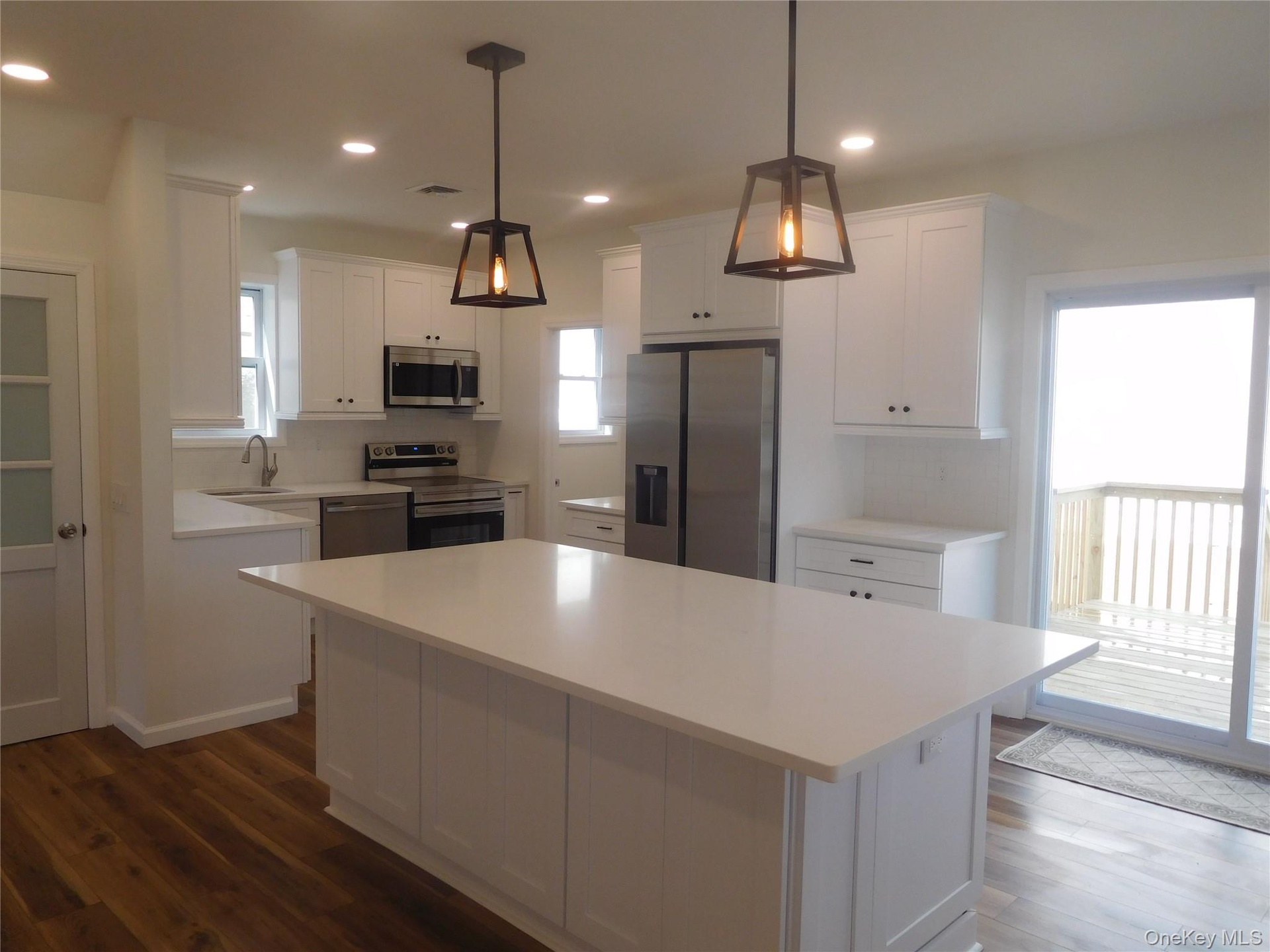QUARTZ COUNTER W SHAKER CABINETS