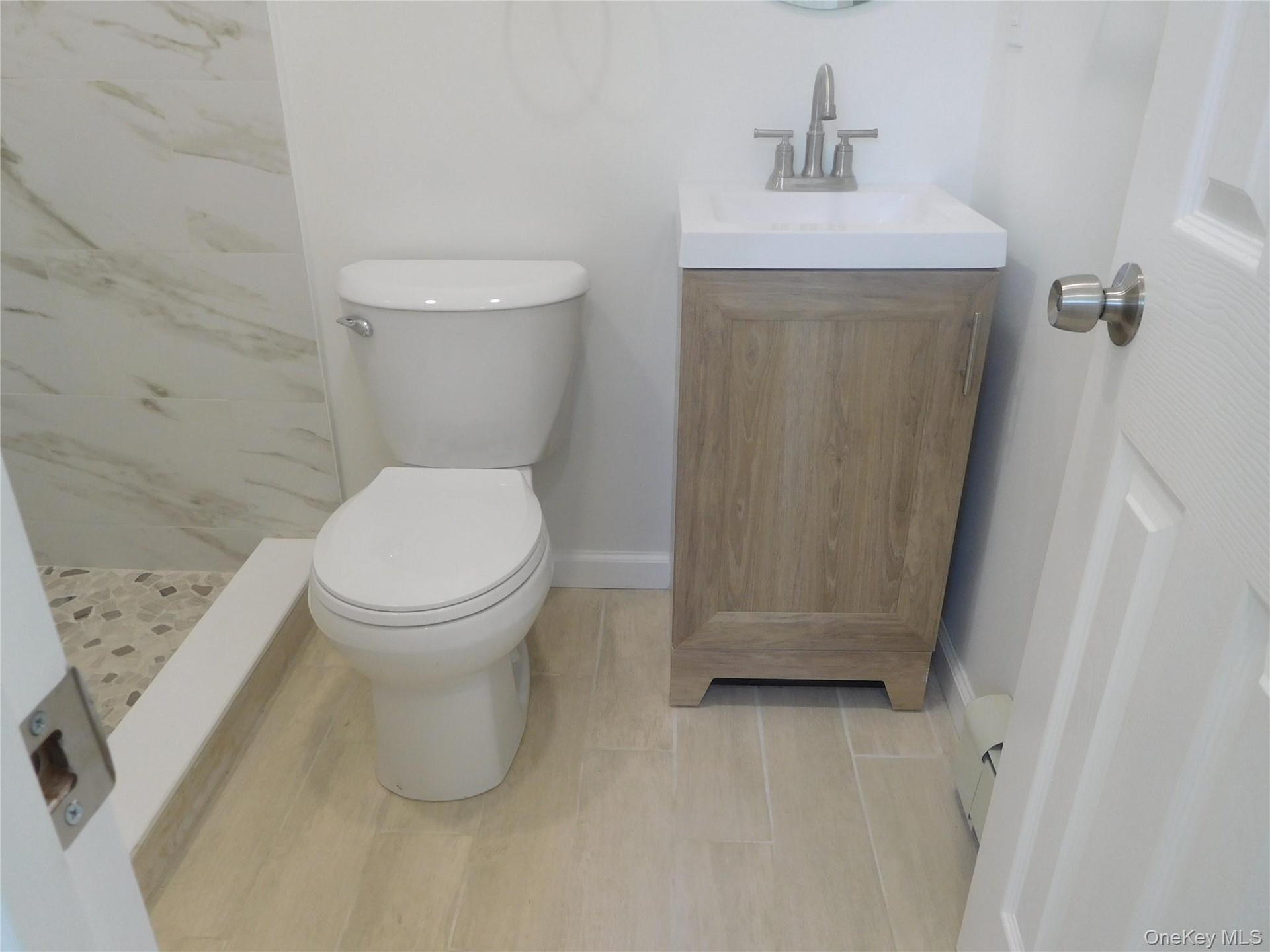 HUGE FULL BATHROOM