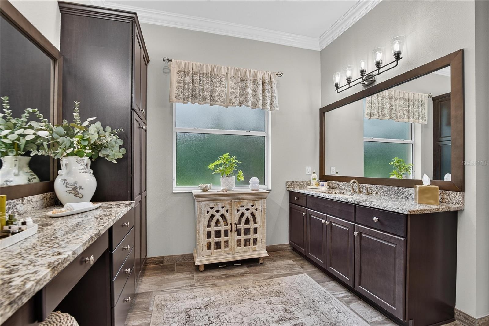 Primary En-suite Bathroom w/Framed Mirrors & Crown Molding