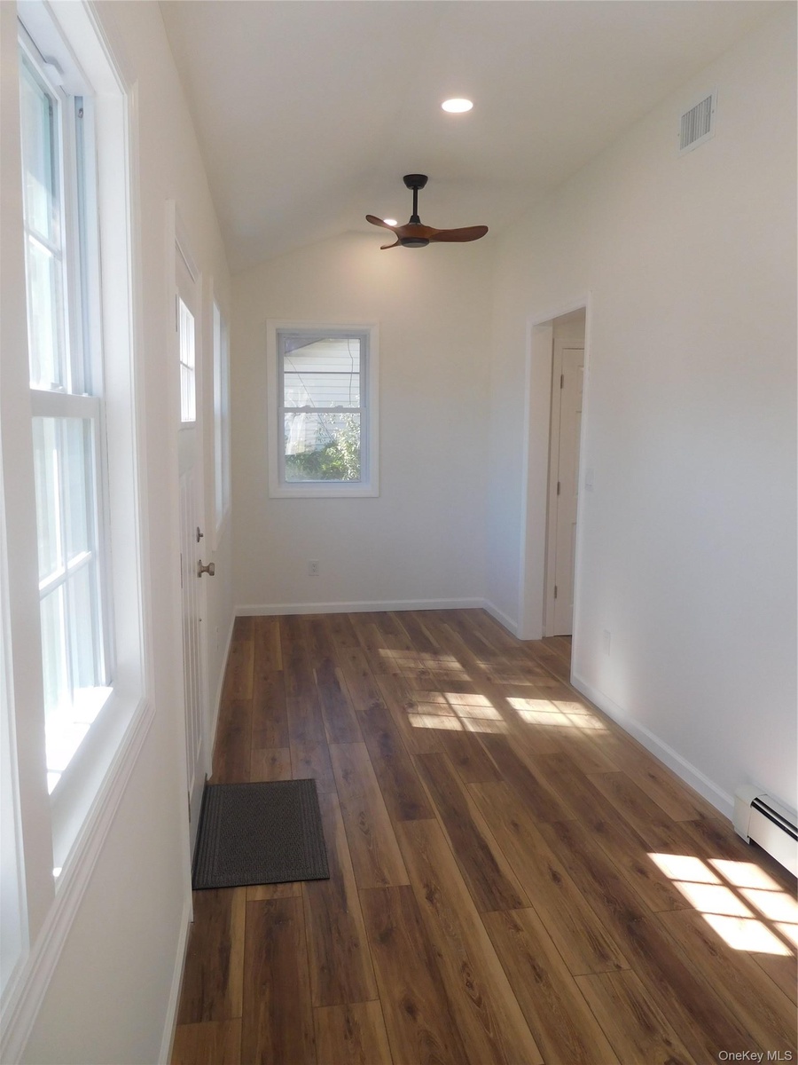ENTRY/FOYER/SITTING AREA