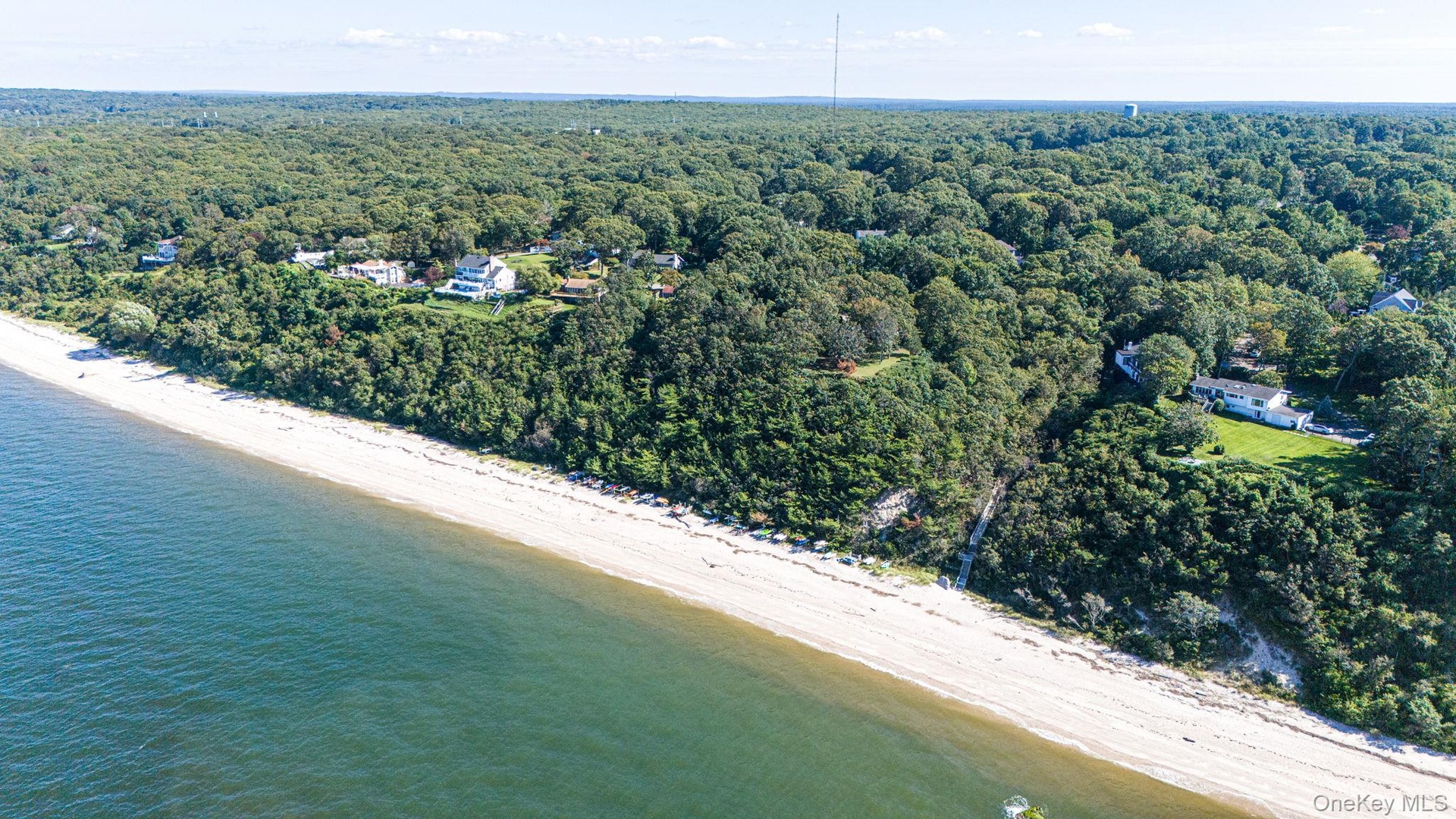 Close to North Shoer beaches, vineayrdsm farms, dining and shopping
