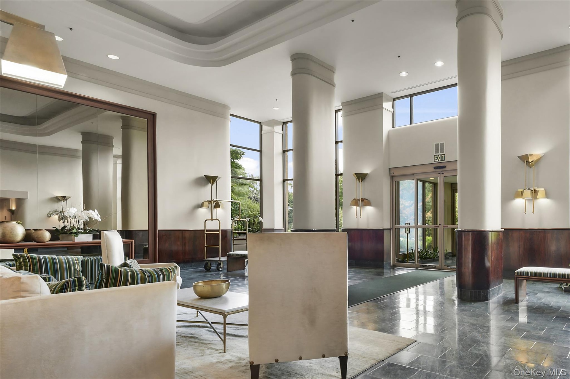 Open View of the Gracious Lobby