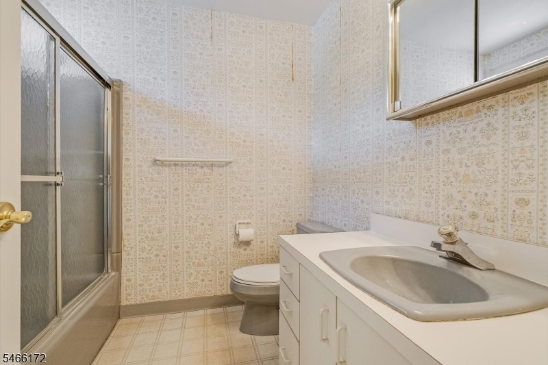 Hallway Bath Upstairs