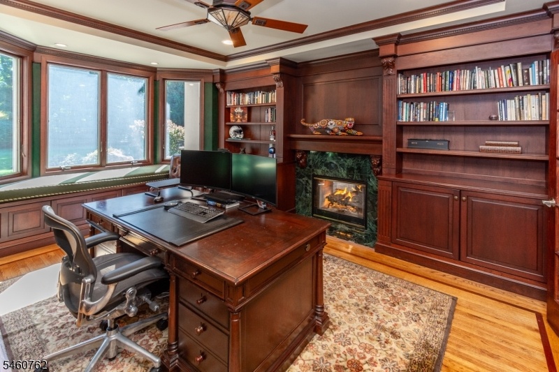 Office w/ double sided gas fp