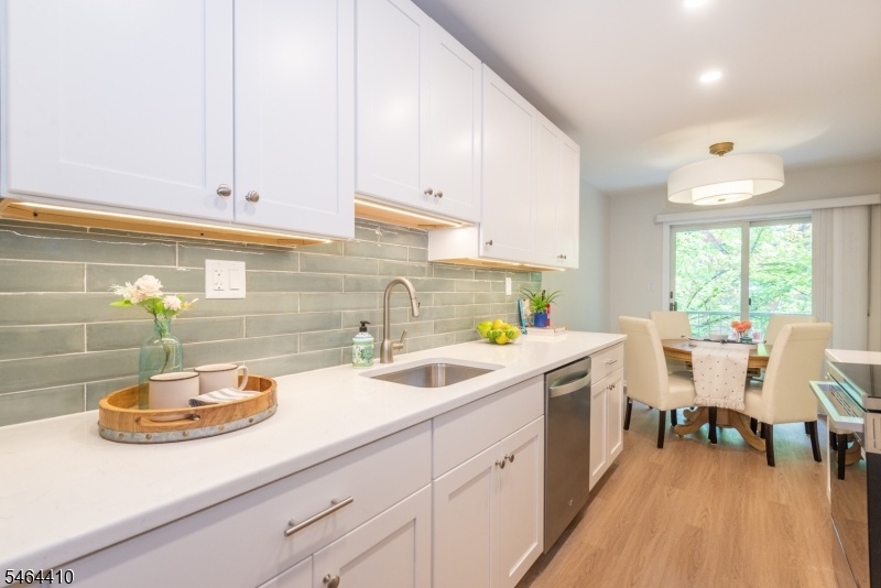Eat-in Kitchen