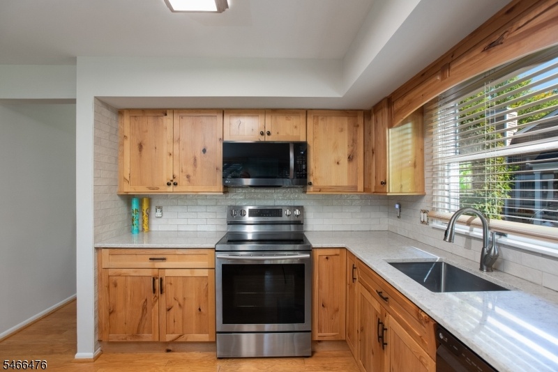 Kitchen w/Stainless appliances