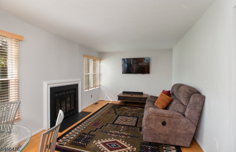 Cozy Den w/gas fireplace