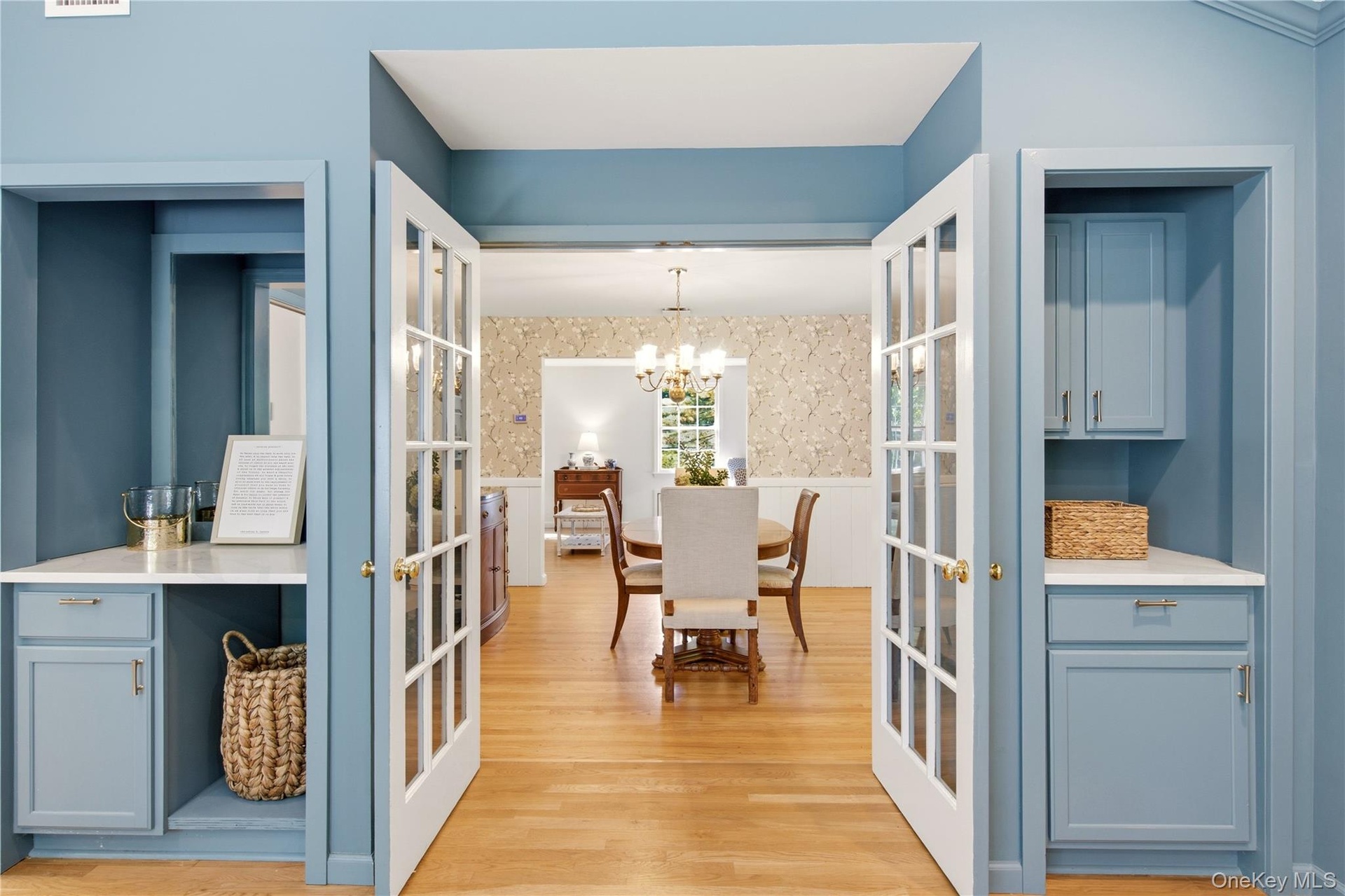Dry bar and custom built-ins