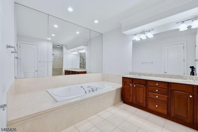 Primary Ensuite/Soaking Tub