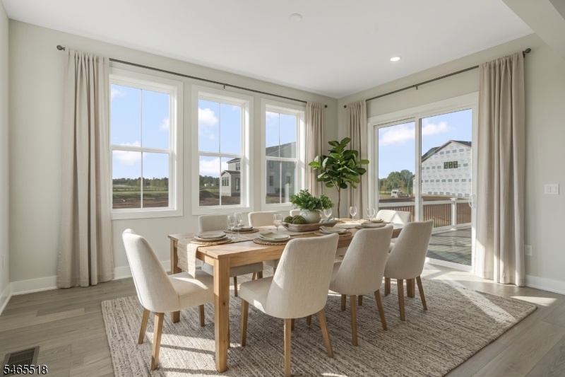 Casual Dining (staged)