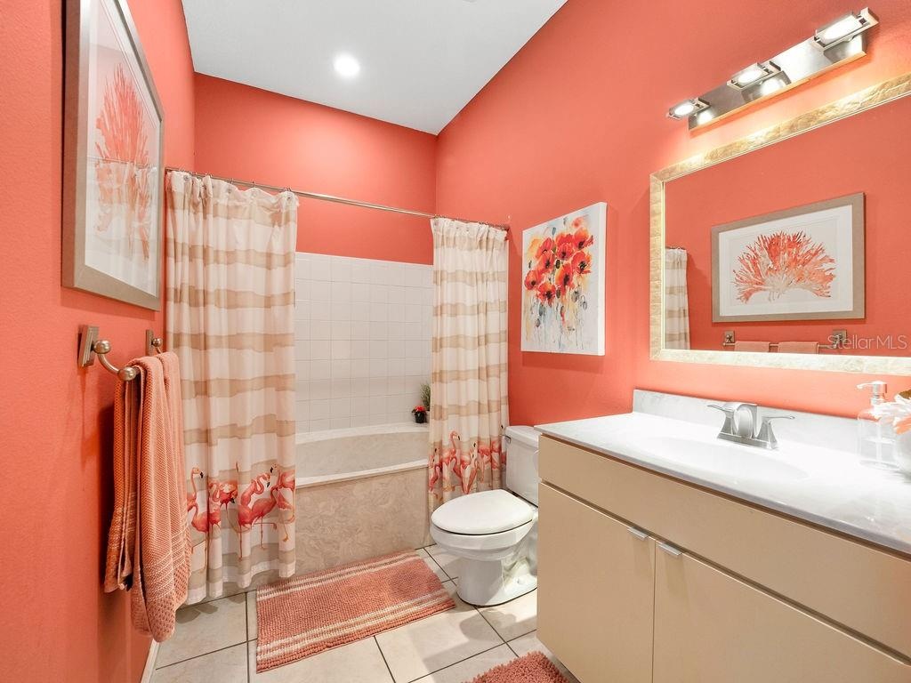 Second Bath with Garden Tub