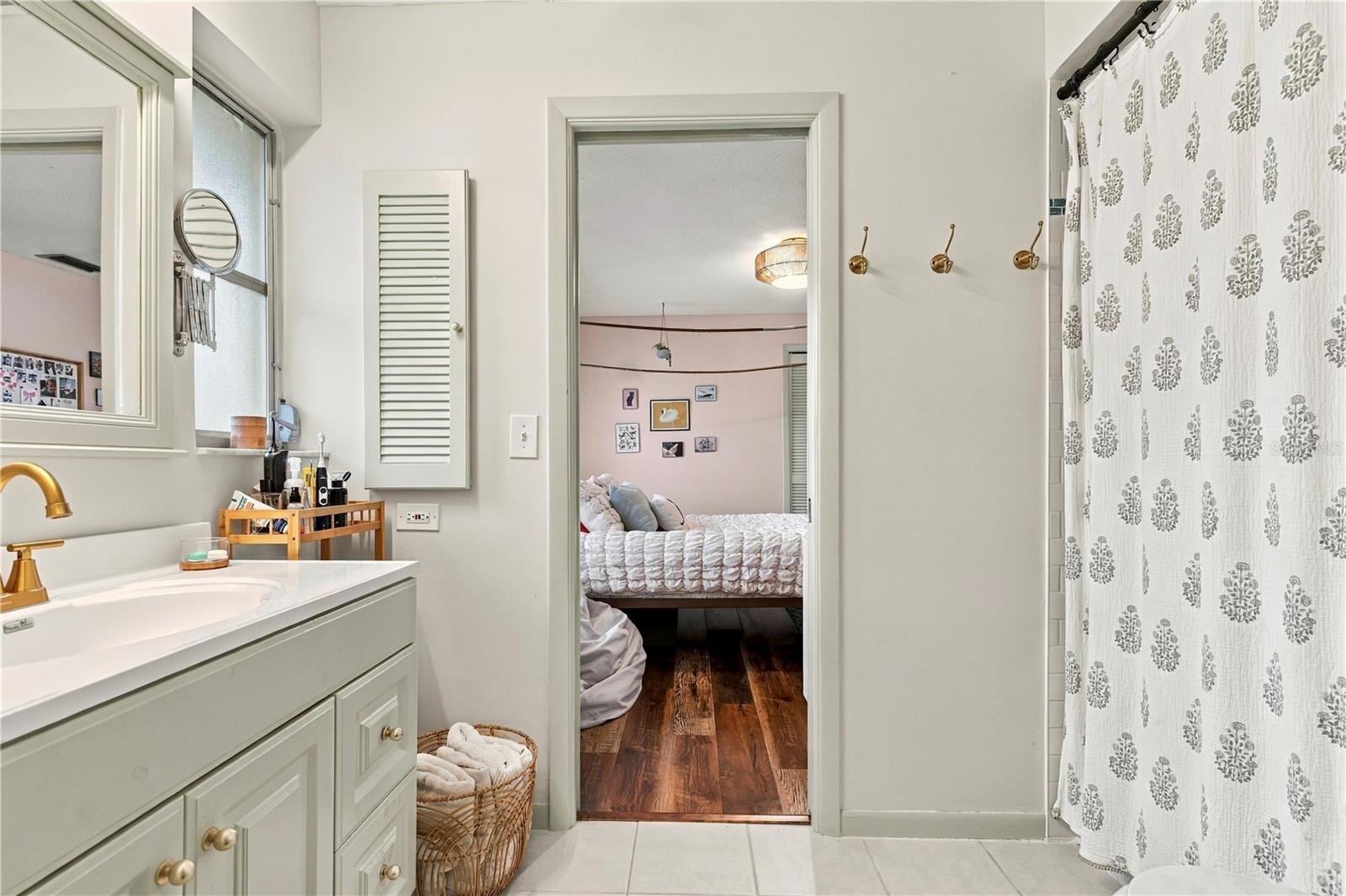 bathroom 2- jack and jill