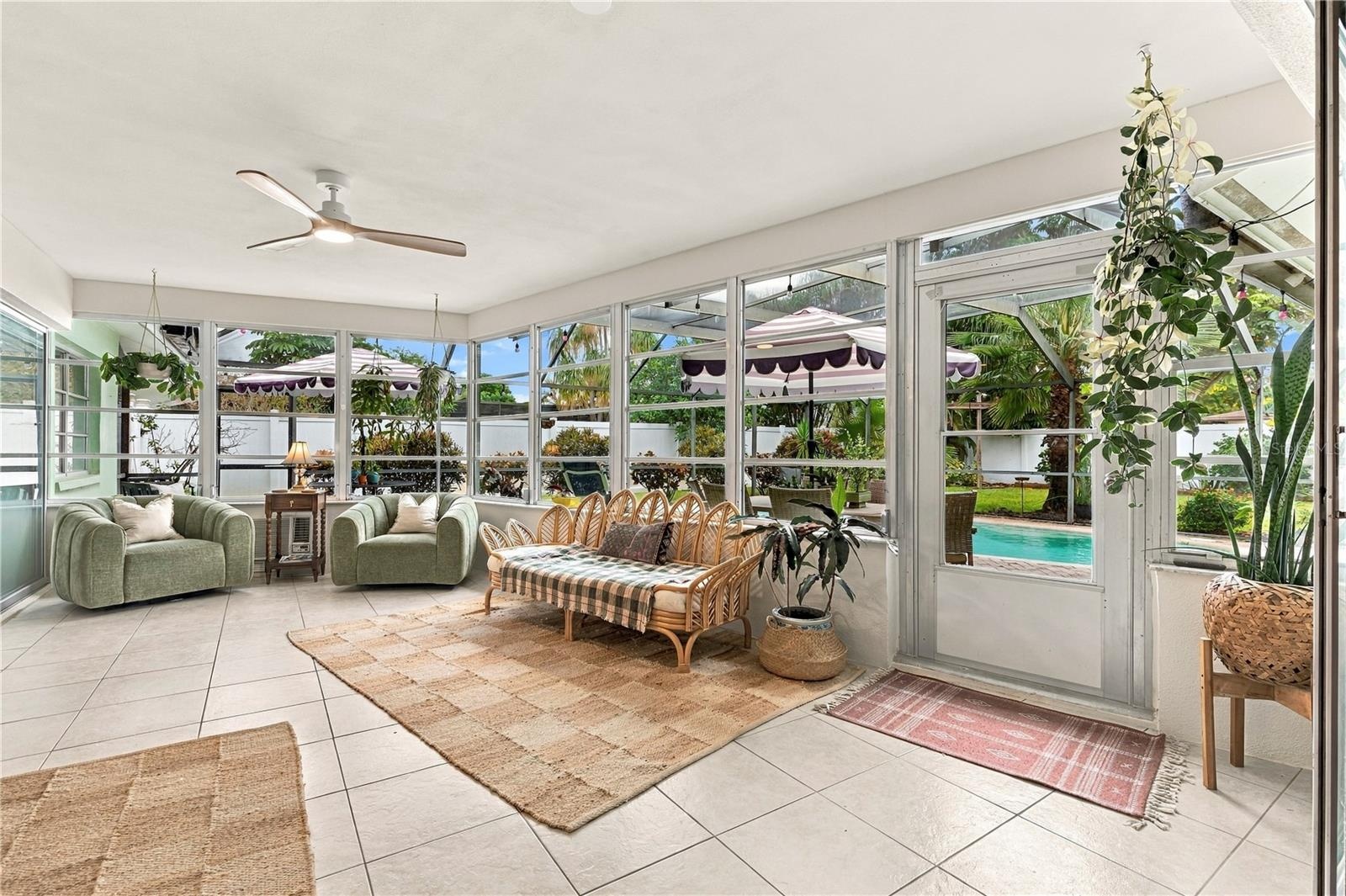 Sun room door to screened pool space