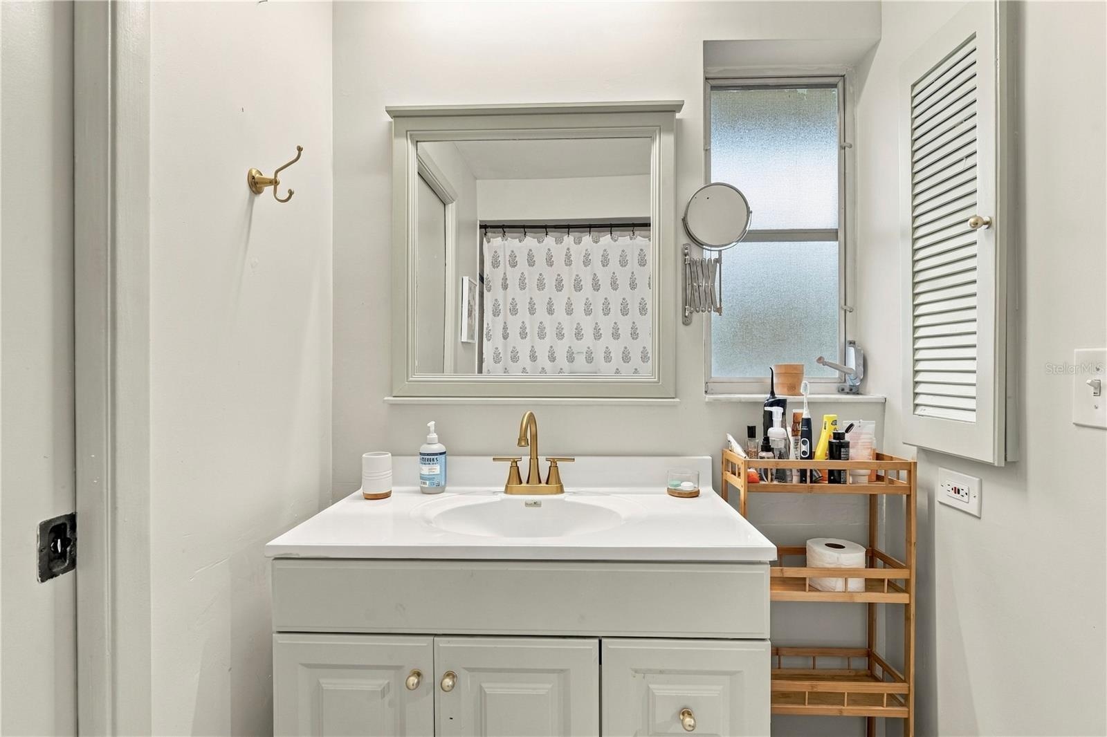 bathroom 2- jack and jill