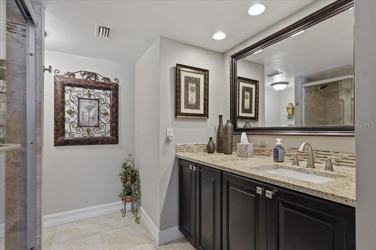 OVERSIZED GUEST BATHROOM ~ BEAUTIFUL APPOINTMENTS!