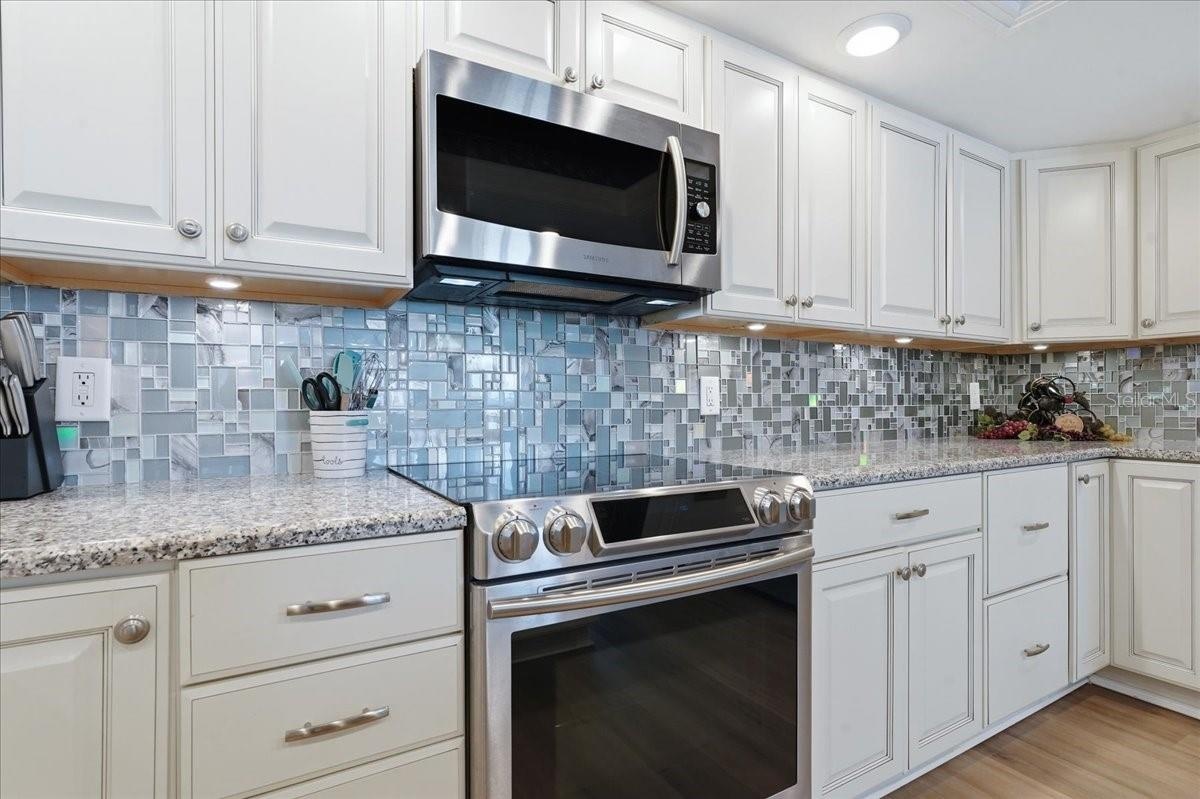 BEAUTIFULLY APPOINTED KITCHEN AND STAINLESS STEEL APPLIANCES