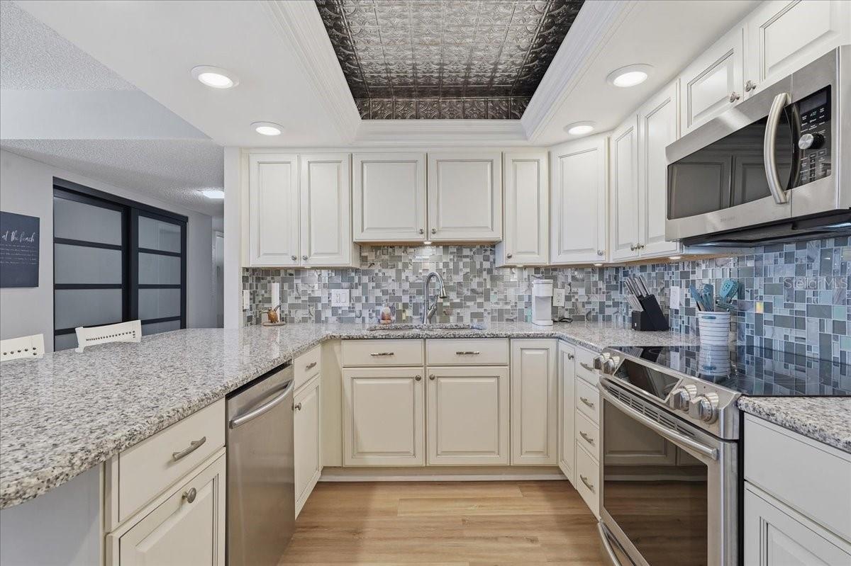 GRANITE COUNTERTOPS AND GLASS TILE BACKSPLASH ~ IT'S ALL ABOUT THE DETAILS!