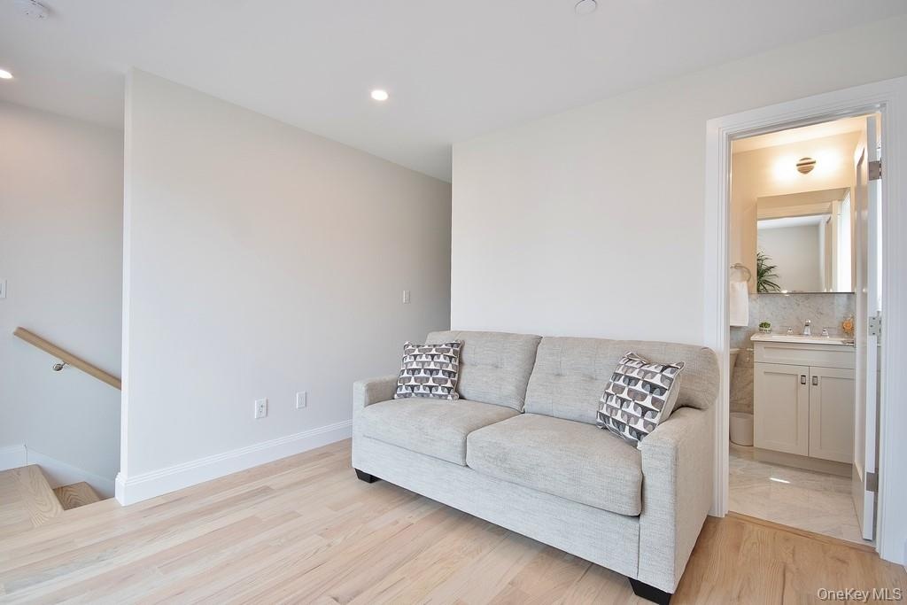 Recreation room with full bath and Walkin closet.