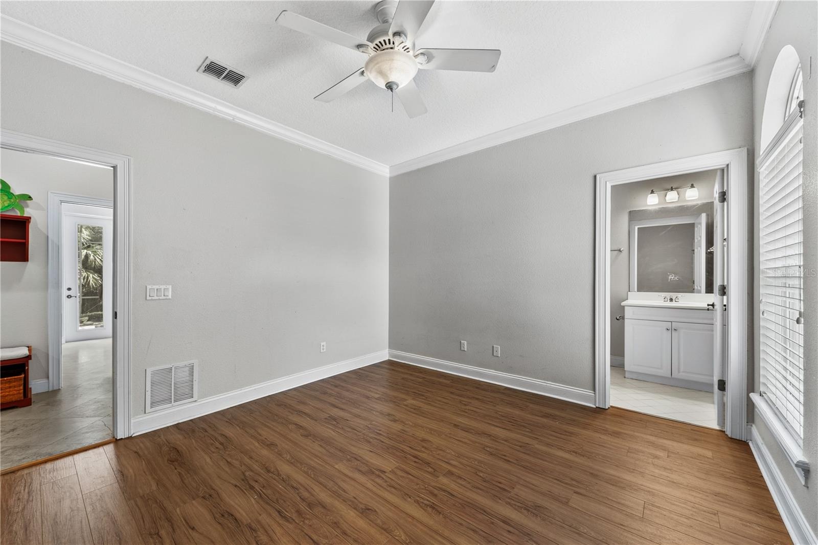 SECONDARY BEDROOM W FULL BATHROOM