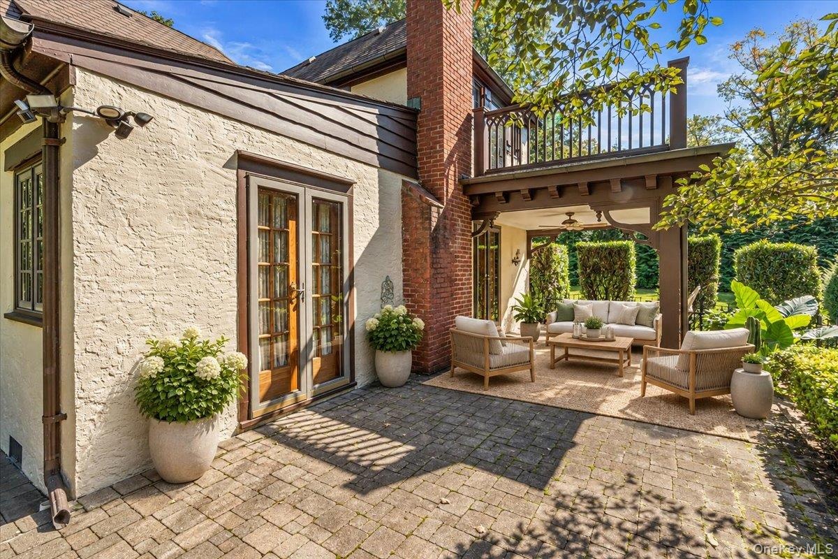 OUTDOOR PATIO OFF LIVING ROOM