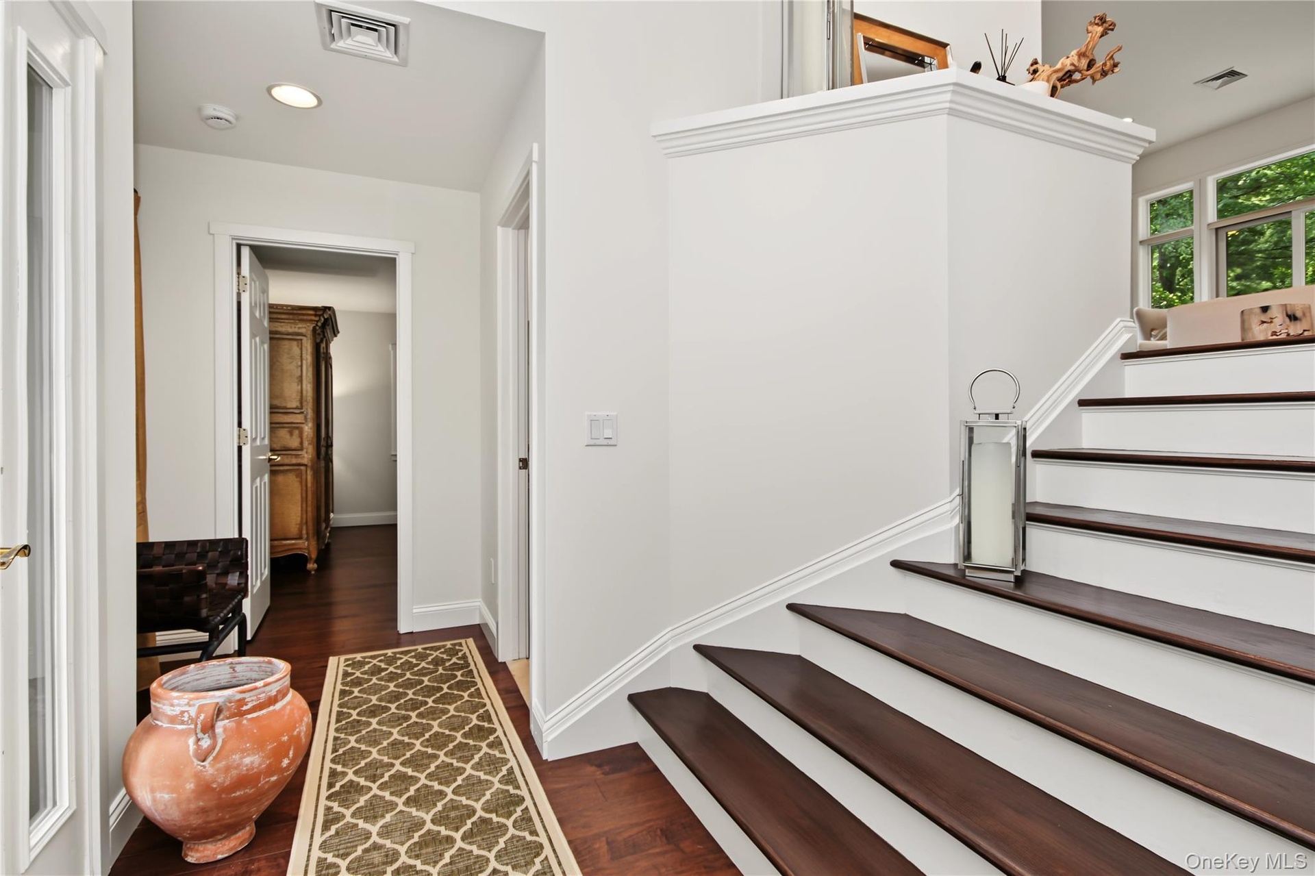 Wide Open & Airy Entrance