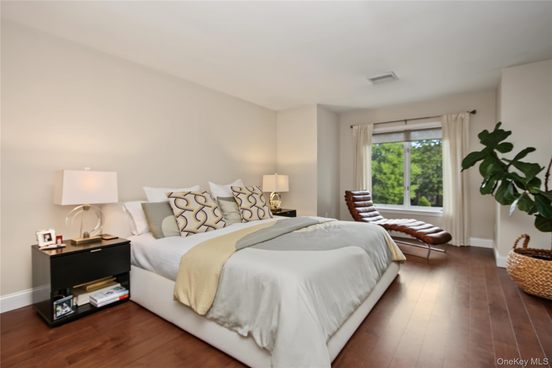 Large Primary/Master Bedroom Suite
