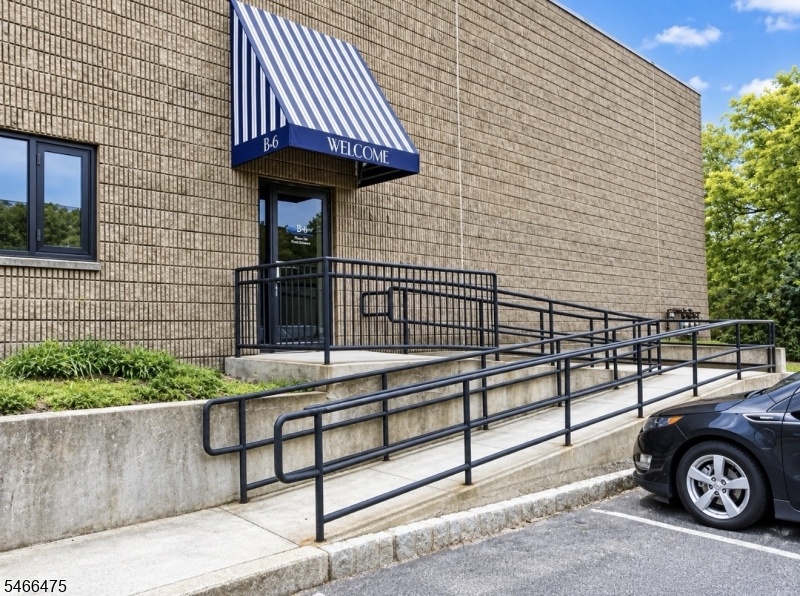 Side building