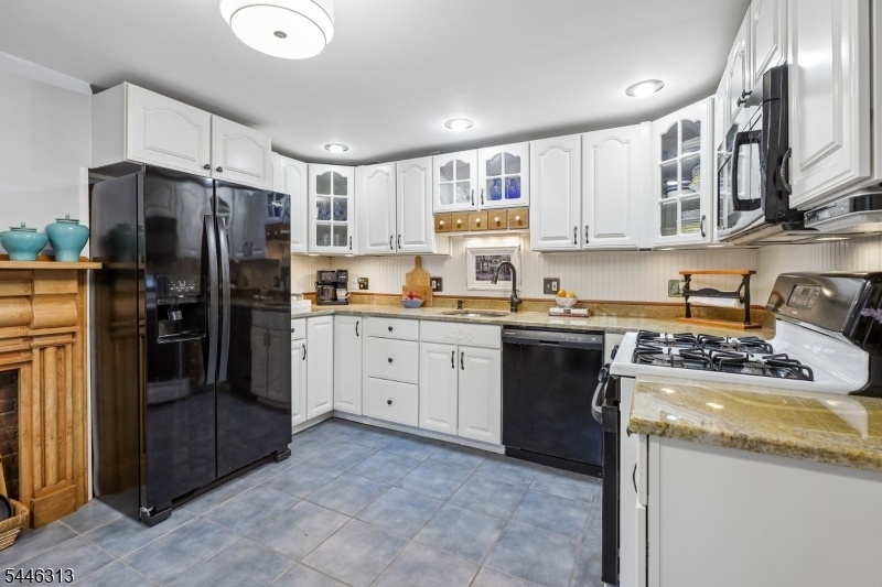 Eat-in Kitchen w/ Bkfst Room