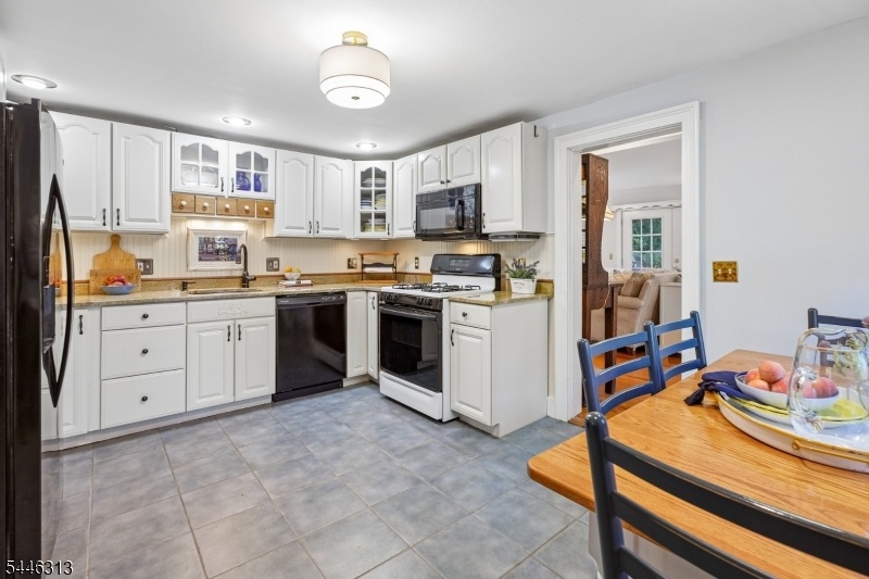 Eat-in Kitchen w/ Bkfst Room