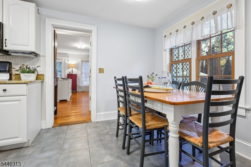 Eat-in Kitchen w/ Bkfst Room