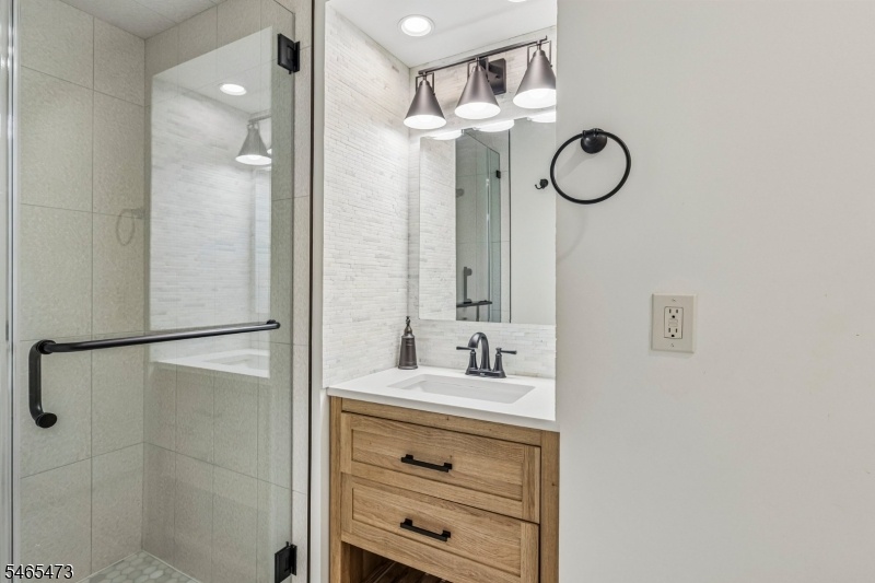 1st floor full bathroom