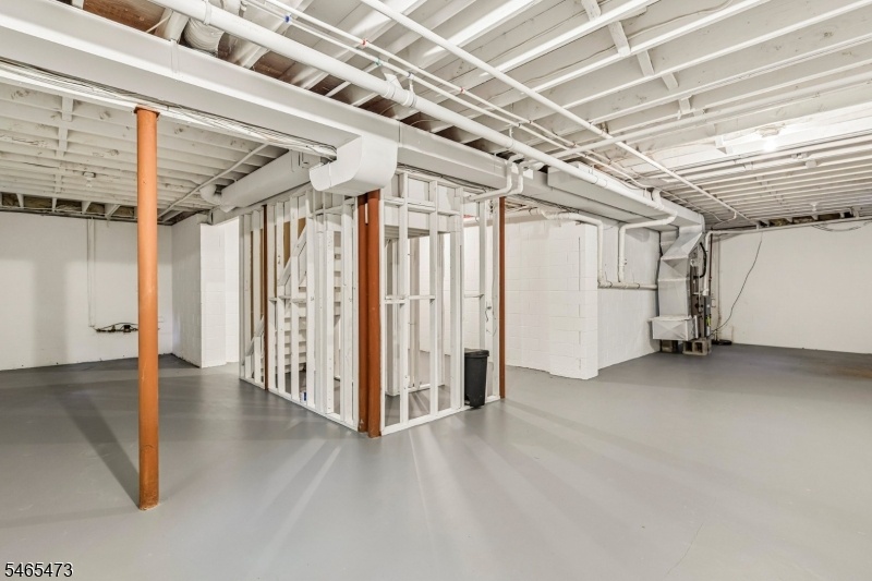 Basement w/ high ceilings