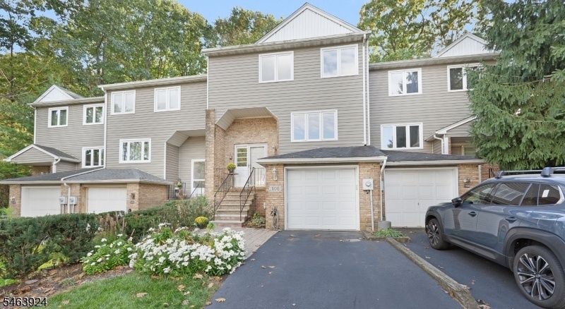 3 Bed 3 Full Bath Beauty w Den