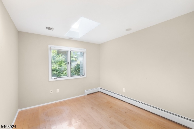 Great 3rd Bdrm w/ Skylight