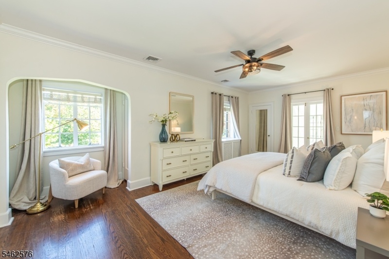 Master bed w/ bath sitting