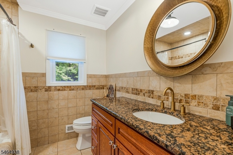 Full Hall Bath w/Tub/Shower