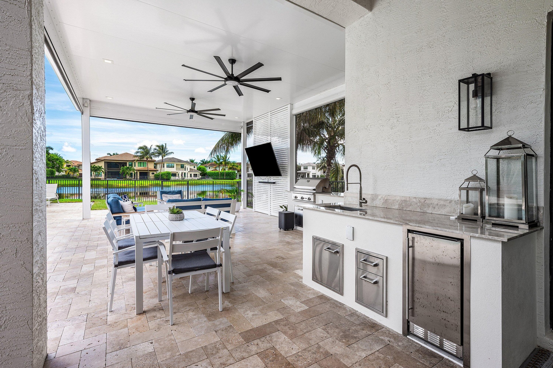 Outdoor living area with Summer kitchen